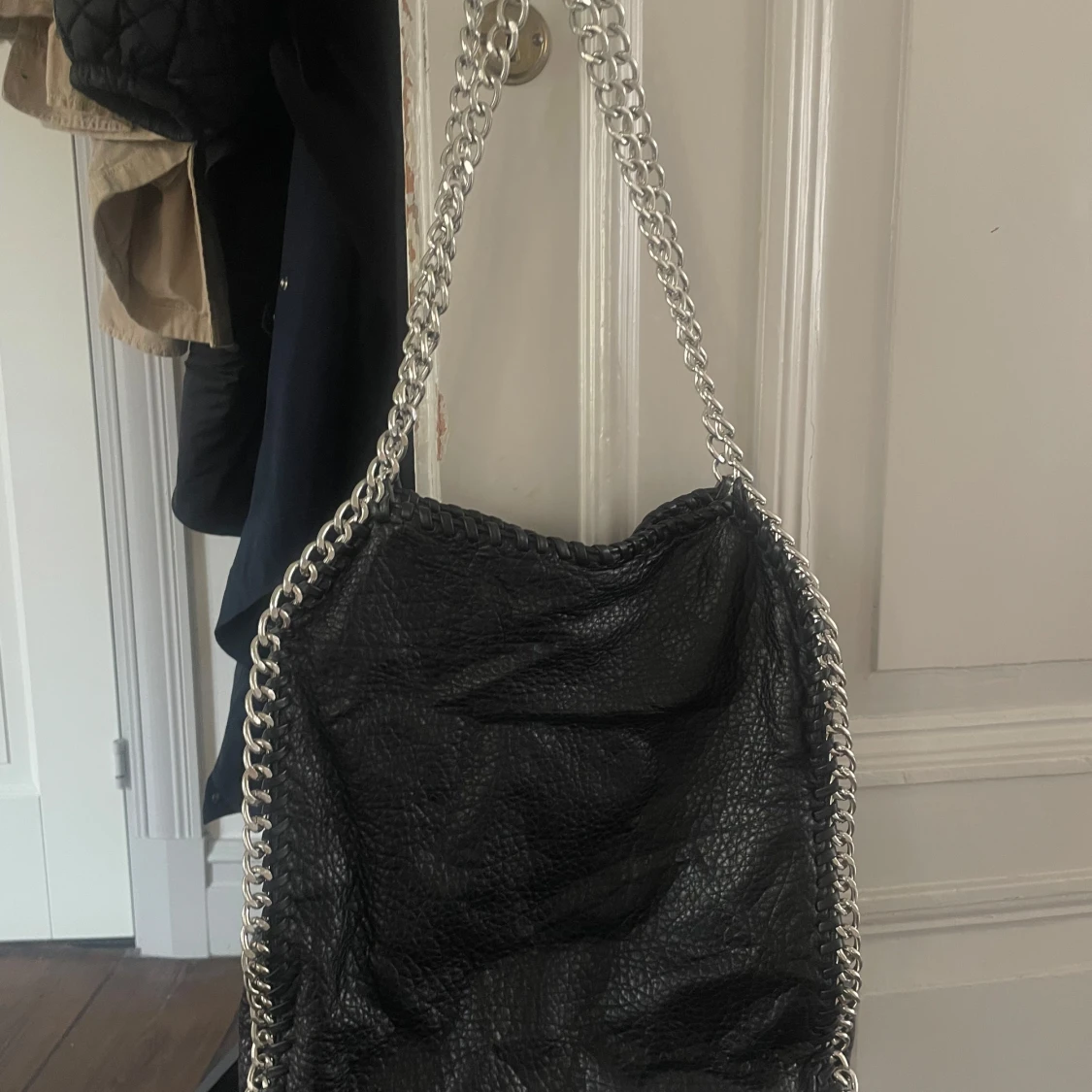 Svart axelväska med kedjedetaljer från Tiamo