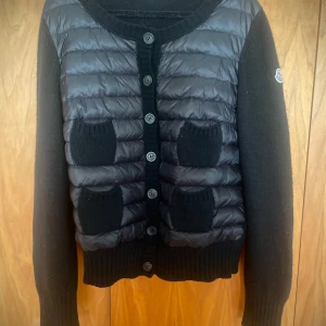 Moncler cardigan svart🤍! - Hej!🤍 Säljer denna jätte finna moncler cardigan i färgen svart stl m, perfekta jackan nu till hösten eller våren 🤍🤍🤍ätehetsbevis finns! Jackan är i stl m men passar även s och xs! Kontakta för mer info eller frågor!!🤍