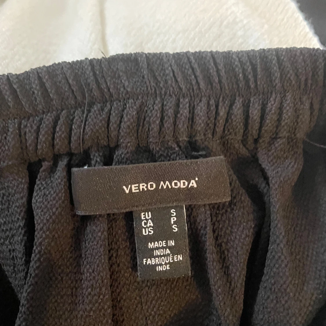 Svart kjol med volang från Vero Moda  - 3