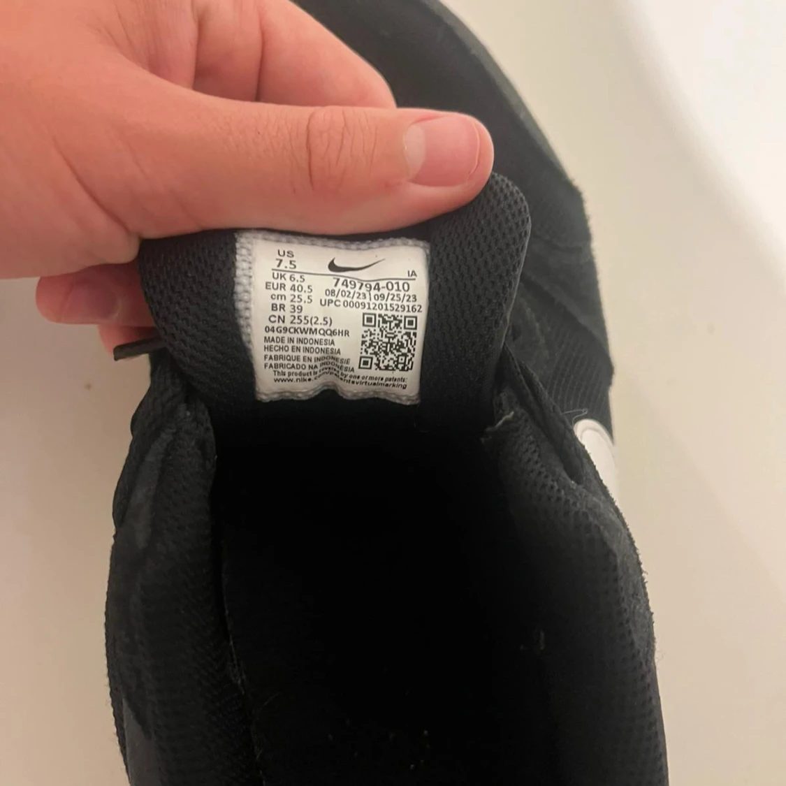 Svarta Nike sneakers med vit swoosh - 4