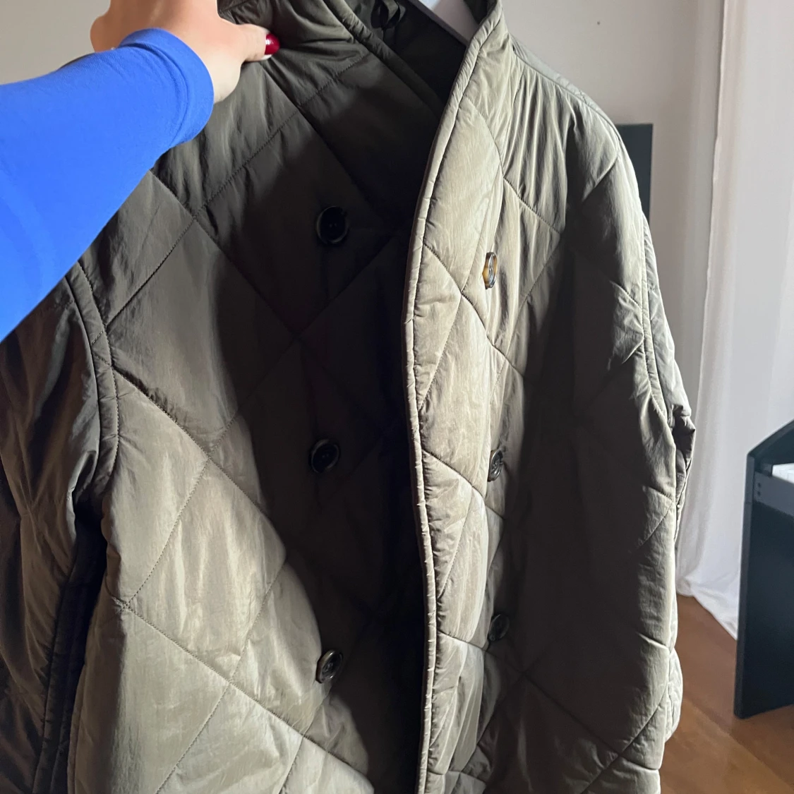 Olivgrön quiltad jacka med knappar - 3