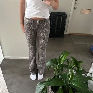 Leopardmönstrade bootcut byxor - Säljer ett par snygga lågmidjade byxor med leopardmönster💕Säljer så de de inte används.