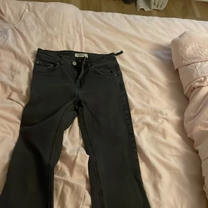 Svarta jeans från Pull&Bear, strl 34 - Svarta jeans från Pull&Bear i storlek 34. Men går klippt benen så dom passar mig så dom passar ngn mellan 150,160 typ 