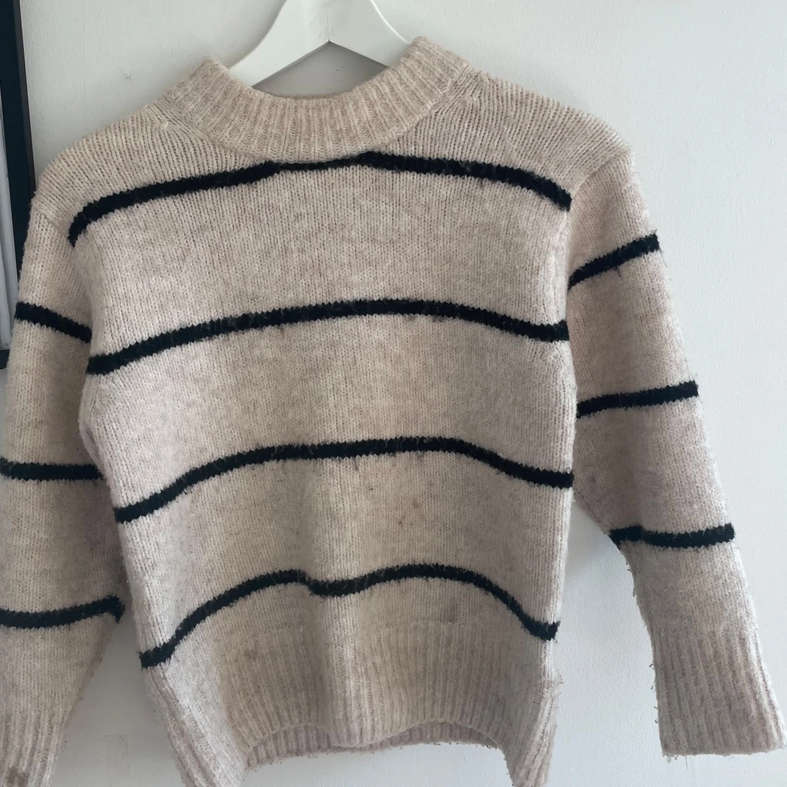 Beige stickad randig tröja