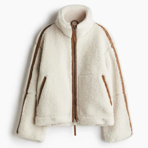 Teddy jacka H&M - Superfin teddyjacka med bruna detaljer🤎liiite smink på insidan av kragen men inget som är märkbart synligt & går att tvätta bort! (Skriv för bilder)