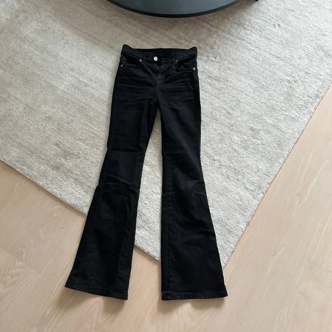 Svarta bootcut jeans från Dr Denim