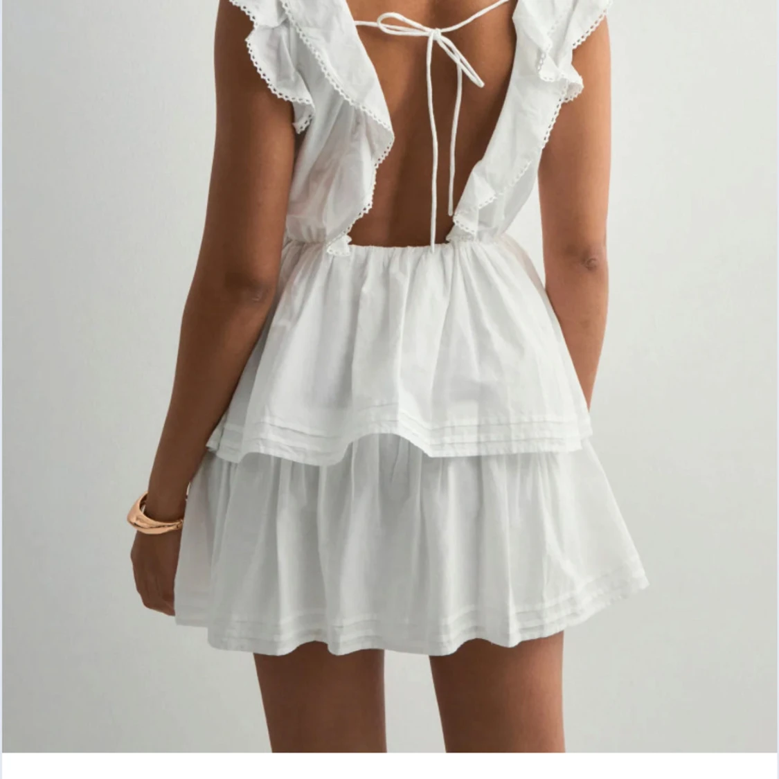 Vit omlottklänning med volanger - 1