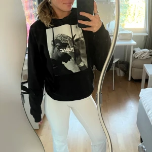 Svart Tupac Hoodie - Svart hoodie med stort Tupac-tryck. Materialet är mjukt och känns skönt mot huden. Passformen är normal och ärmarna är långa. Köpt för 659 på Zalando.