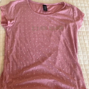 Snyggt pyjamas sett - Pyjamas T-shirt och shorts i en rosa färg med vita prickar på från märket Bebe. Jätteskönt material och inte alls använd fick som present och den passar inte mig.  Storleken är L men den är inte alls stor i storleken passar även M kanske även S.