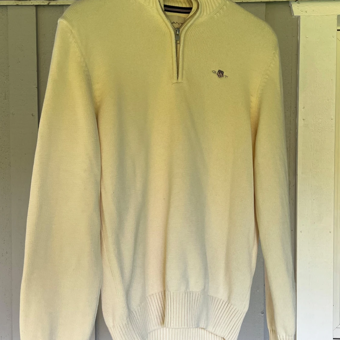 Ljusbeige stickad tröja från Gant - 1