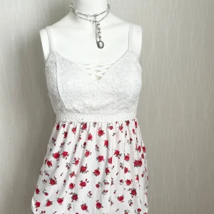 Vit spets top med röda rosor - Vit spets top med röda rosor