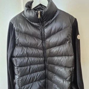 Moncler Cardigan *HELT NY!* - Helt ny Moncler Cardigan i storlek S. Varm och fin, perfekt inför hösten! 