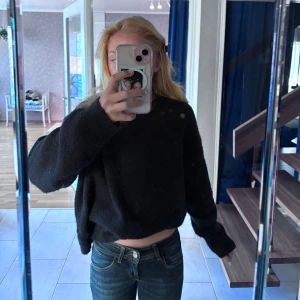 Blå bootcut jeans med låg midja - Säljer ett par klassiska blå jeans med låg midja och bootcut-ben. Jeansen har fem fickor, snygga sömmar och stängs med dragkedja och knapp. Perfekta nu till hösten.(storlek 152)