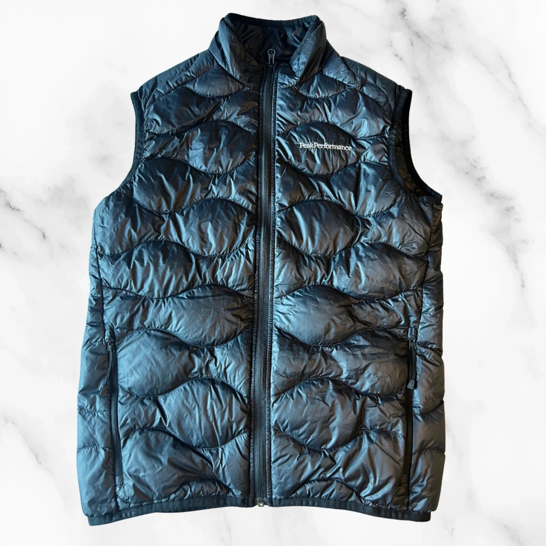Svart dunväst från Peak Performance