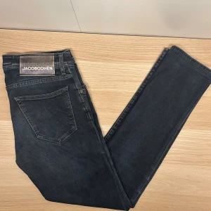 Jacob Cohën Jeans | W30 - Tvärfeta Cohën jeans i snygg tvätt😁| Modell: 622 | W30 | Defekter: Nej | Midja: 80 cm | Innerben: 78 cm | Ytterben: 100 cm | Måttavvikelser +-1 cm | Modellen är 175 cm och väger 70 kg | Vänligen kontrollera mått innan köp🤗 | Tveka inte att kontakta mig vid övriga frågor😁!