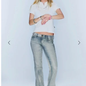 Cheap Monday ljusblå bootcut jeans - Snygga ljusblå jeans från Cheap Monday med bootcut passform och låg midja. Använda ca 2 gånger. Storlek 27/30 färg Cloudy blue. Skriv för fler frågor/ bilder 🩷