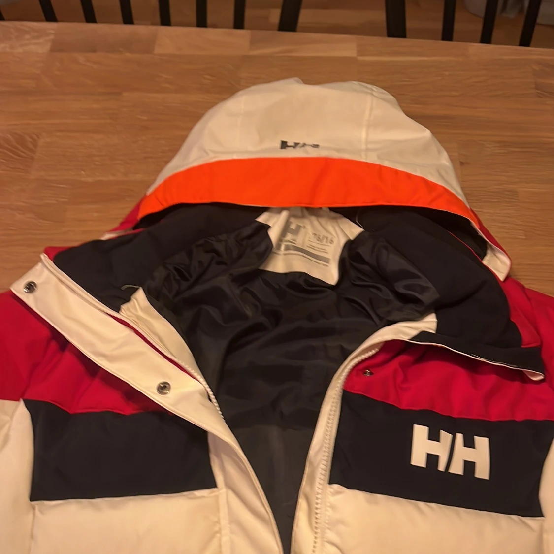 Vit och röd pufferjacka Helly Hansen - 3