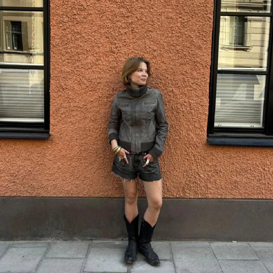 Grå skinnjacka med hög krage - 1