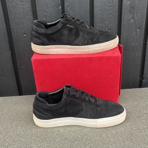 Axel Arigato sneakers - Säljer ett par asfeta Arigatos i storlek 45 🔥Inga defekter eller slitage annat än tecken på användning vid sulan och texten. !Boxen ingår inte! Passar riktigt bra nu när det börjar bli kallare 🙌 Hör av er vid frågor eller funderingat 🙏