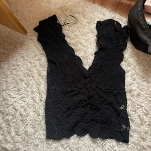 Svart spettopp med v-ringning - Supersnygg svart spets topp