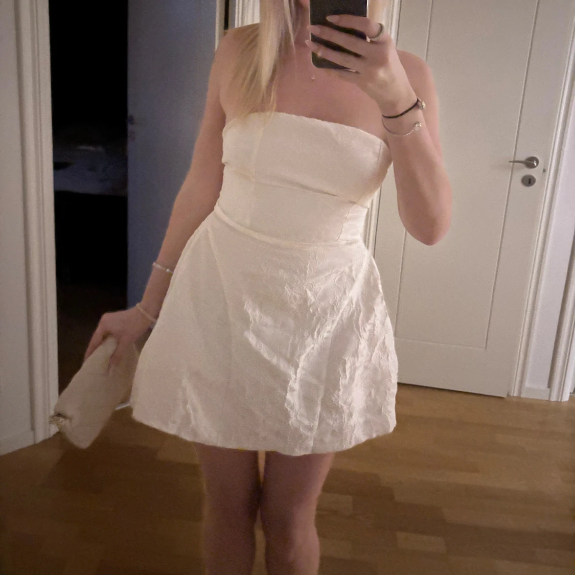 Vit axelbandslös kortklänning med rosett - 2