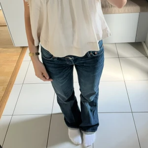 Blå bootcut jeans - Weekday ”Nova” jeans i storlek 25/32. Meddela för fler bilder. Använda fåtal gånger