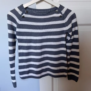 Super fin och unik tröja  - En super fin tröja från ett polskt märke 💗 storlek 140, skriv om ni vill ha mått 💕💕 den är lite gråblå och vit till färg 