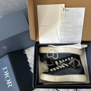 Dior B33 - Riktigt fräscha Dior B33 helt oanvända. Storlek 42