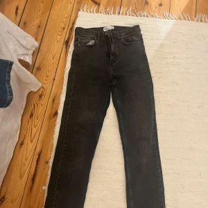 Straight/ganska skinny jeans svara - Straight/ganska skinny svara jeans med en liten slits i slutet. Stl 36 men skulle säga små i stl. Highwaist