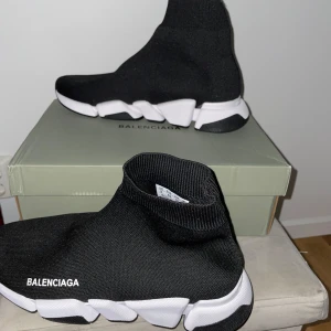Speed runner 2.0 sneakers svart/vit - Säljer ett par  Speed Trainer sneakers i svart med vit chunky sula. Skorna har en strumpliknande passform i stretchigt stickat material och -logga på sidan. Riktigt futuristisk vibe och superbekväma att bära. Helt oanvända, pris kan diskuteras vid snabbaffär!