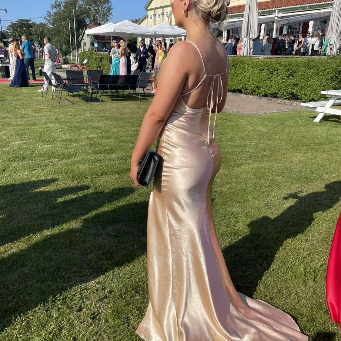 Champagnefärgad långklänning i satin