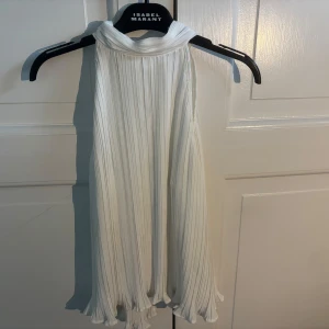 Vit volang topp - Jättesöt topp i bra skick så jag endast använt en gång🤍🤍