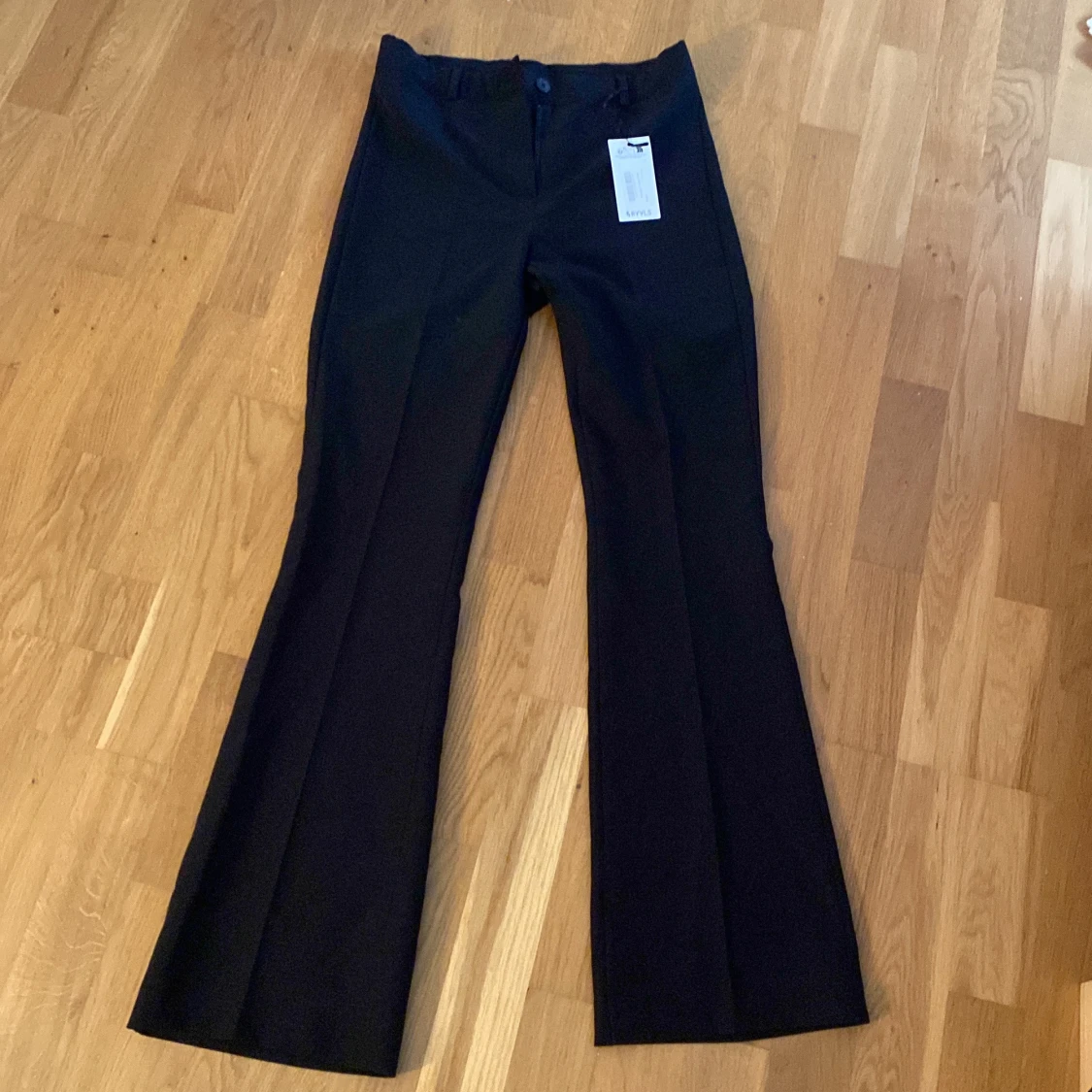 Svarta bootcut kostymbyxor från RYVLS