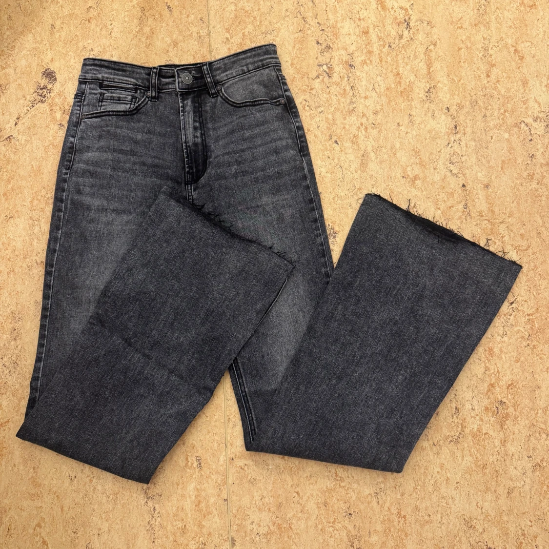 Gråa bootcut jeans med slits
