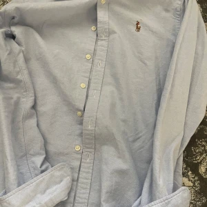 Ljusblå skjorta från Ralph Lauren - Snygg ljusblå skjorta från Ralph Lauren med broderad logga på bröstet, Slim Fit.