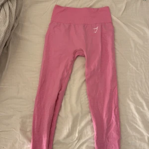 Gymshark träningsbyxor - I princip helt oanvända gymshark träningsbyxor i en super snygg rosa färg, de passar tyvärr inte längre därav säljs dom. Skriv om ni är intresserade!!