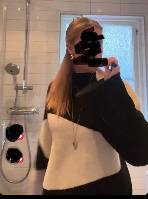 Svartvit stickad tröja med mönster från bubbelroom  - Säljer en svartvit stickad tröja med breda diagonala blockmönster. Älskar den här stickade tröjan men har en liknande från zara.