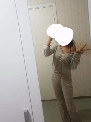 Beige Gina velourväst med dragkedja - Koftan är i S och byxan i xs. Säljer en beige väst i mjuk velour med dragkedja framtill. Västen har en avslappnad passform och långa ärmar, perfekt för en chill och comfy look. Passar dig som gillar neutrala färger och sköna material.