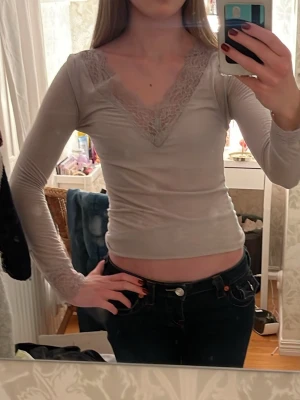 Intimissimi tröja  - Superfin intimissimi tröja med spets i en grå färg. Använd några få gånger! Inga defekter förutom något nopprig men absolut inget man tänker på alls🥰Kan bytas mot typ vilken som helst! 