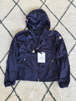 Moncler windbreaker - Säljer denna stiliga windbreaker i storlek s. Byte mig till denna jacka, kom privat om du har fler frågor eller funderingar