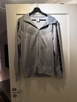 Nike hoodie - Nike hoodie jättebra skick. Bredd 42 Längd 70