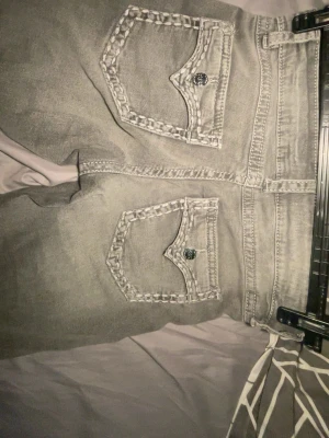 Grå bootcut jeans med låg midja - Säljer ett par grå jeans med bootcut-modell och låg midja. Jeansen har klassiska fickor bak med snygga detaljer och är i ett mjukt denimtyg. Perfekta för dig som gillar en avslappnad men ändå trendig look. Jag är 167cm dem är i strl 170 men passar xs från Gina tricot