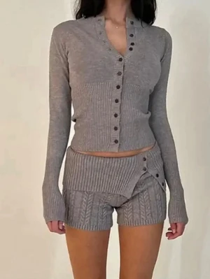 Grå ribbad kofta med knappar - Elegant Slim-Fit Stickad Cardigan Dam - Grå/S Upptäck tidlös elegans och komfort Gå in i en värld av raffinerad stil och mysig värme med Chic Slim-Fit stickad cardigan för kvinnor. Denna eleganta ribbade ulltröja är perfekt skräddarsydd för att komplettera varje kurva och är ett måste för varje modemedveten kvinna. Oavsett om du klär dig för en avslappnad dag ute eller ett sofistikerat kvällsevenemang, är denna mångsidiga kofta ditt val för en look som är lika snygg som den är bekväm.  Exception