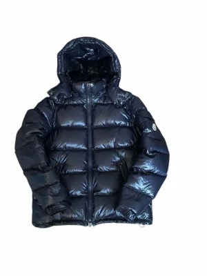 Moncler Maya jacka -  100 % äkta köpt på vestire collective för 12 000 Är i samma skick som jag köpte den vill bara sälja för att den har blivit för liten. Storlek 3 som motsvarar typ L/M fråga vid funderingar!!