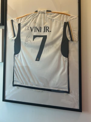 Signerad fotbolls tröja av vini och rodrygo  - Tja, jag träffade både rodrygo och vini efter en träning och jag fick den här tröjan signerad av de båda. Helst att hämta. Fråga gärna! 