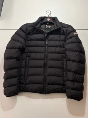 Svart pufferjacka från Colmar, strl S - Svart pufferjacka från Colmar i storlek 48 vilket motsvarar S. Jackan är i mycket bra skick och har inga defekter. Perfekt vid varmare vinterdagar eller till våren! 