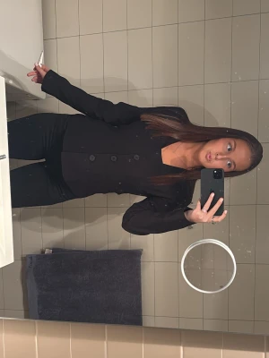 Blazer Bubbleroom - superfin svart stretchig blazer ifrån Bubbleroom, formar sig jättefint mot kroppen. storlek S, ny med prislapp och i förpackning. passar perfekt med skjorta under eller utan något. 💕💕💕