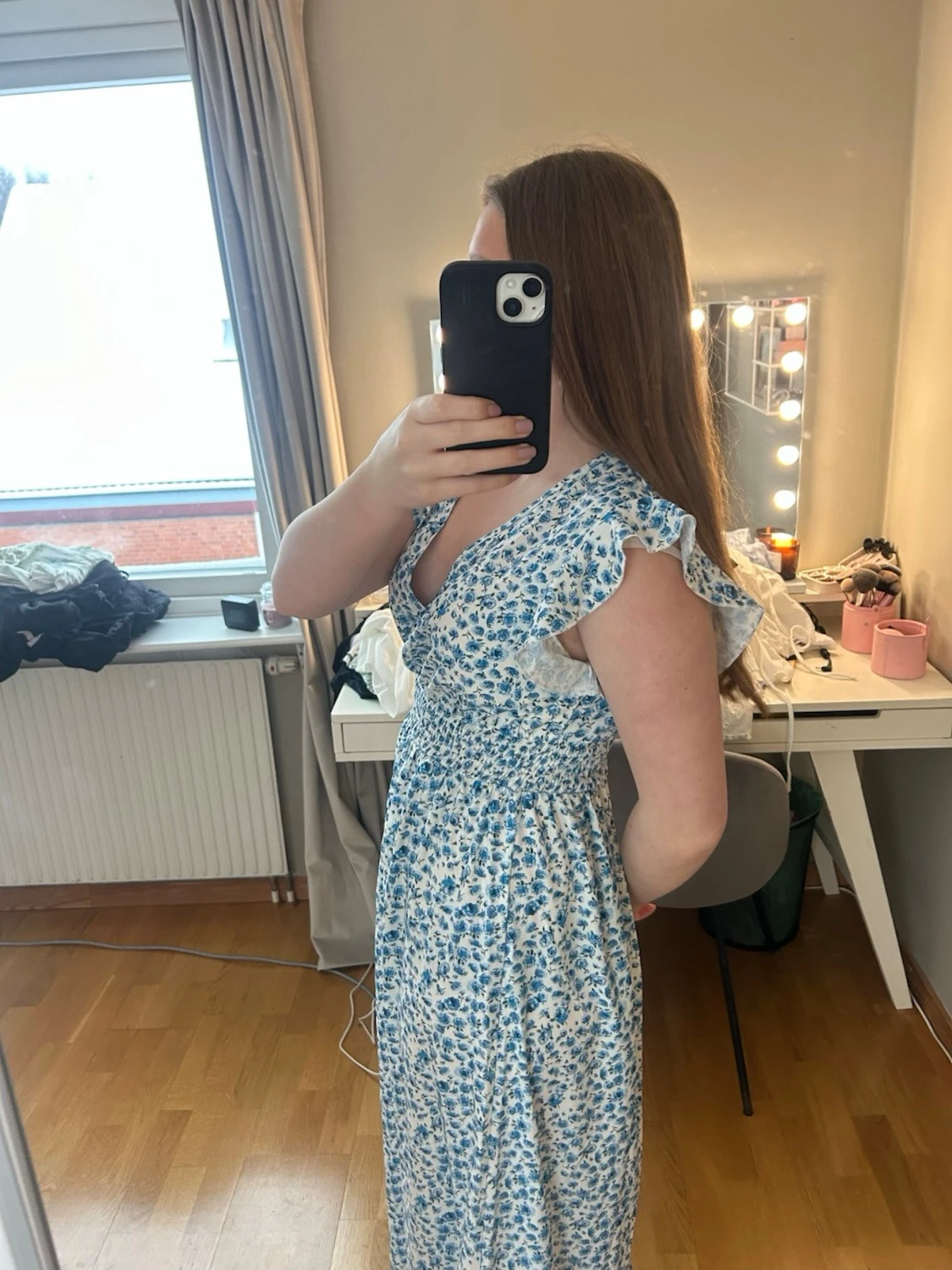 Blommig långklänning med volangärm - 1