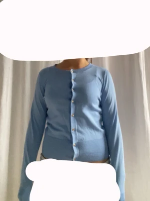 Blå kofta med guldknappar - En blå kofta med guld knappar köpt från Lindex. Märket är Holly & White. 