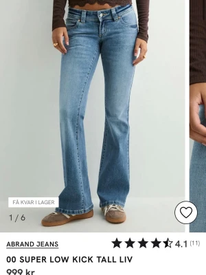 Ljusblå lågmidjade abrand jeans - Säljer ett par helt nya jeans från abrand, fick dem i julklapp men har ej kommit till användning, strlk w24